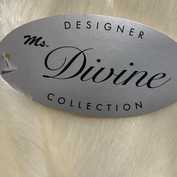 Women’s Ms. Design Collection white faux fur cape (Never worn) Size 2X - Picture 12 of 14